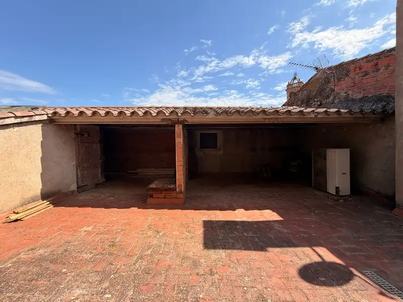Vista exterior de Edificio en venta en La Bisbal d'Empordà