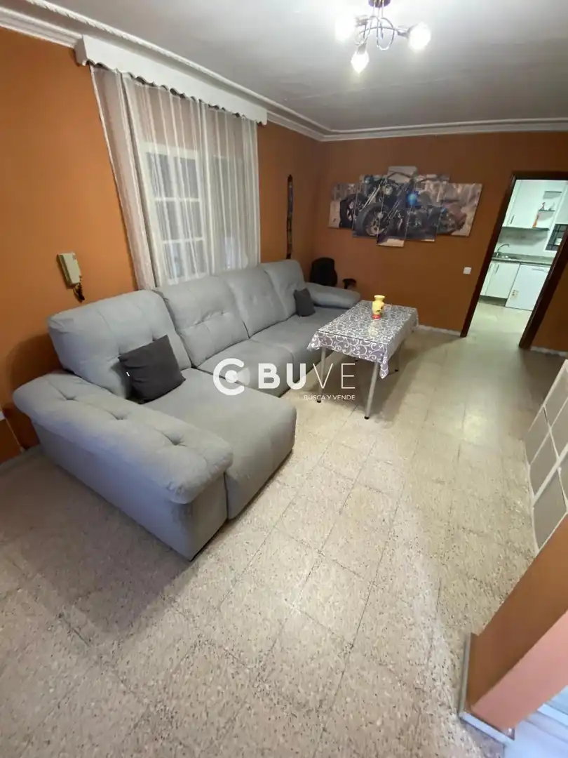 Sala d'estar de Casa o xalet en venda en Alcalá de Guadaira amb Aire condicionat, Traster i Moblat