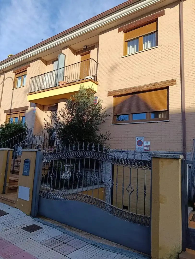 Vista exterior de Casa adosada en venta en Valverde de la Virgen con Jardín privado, Terraza y Balcón