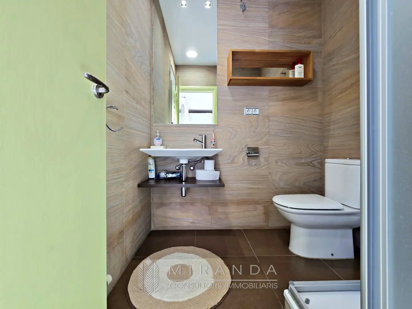 Baño de Casa adosada de alquiler con opción a compra en Breda con Aire acondicionado, Calefacción y Parquet