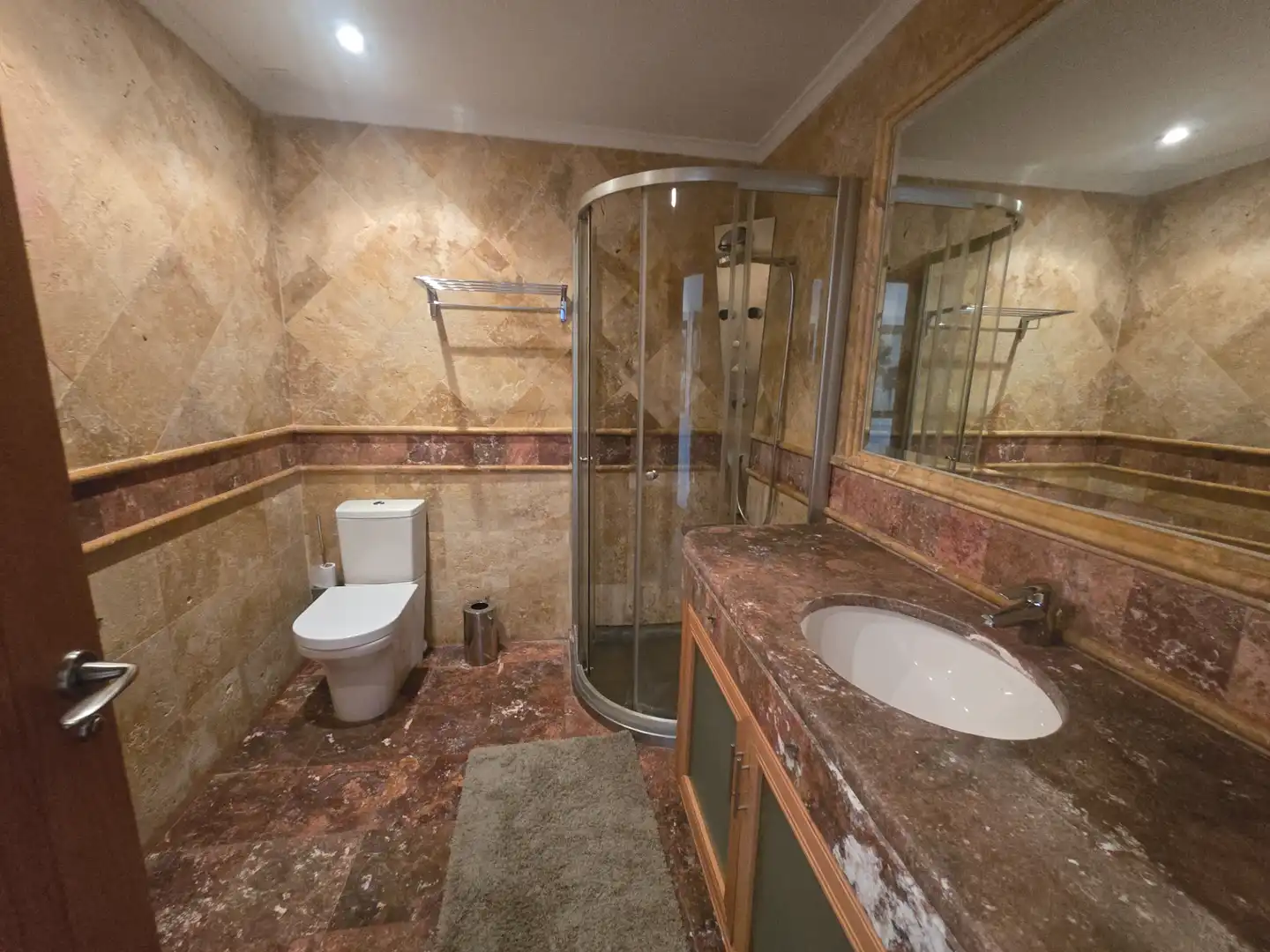 Bany de Apartament en venda en Marbella amb Aire condicionat, Calefacció i Jardí privat