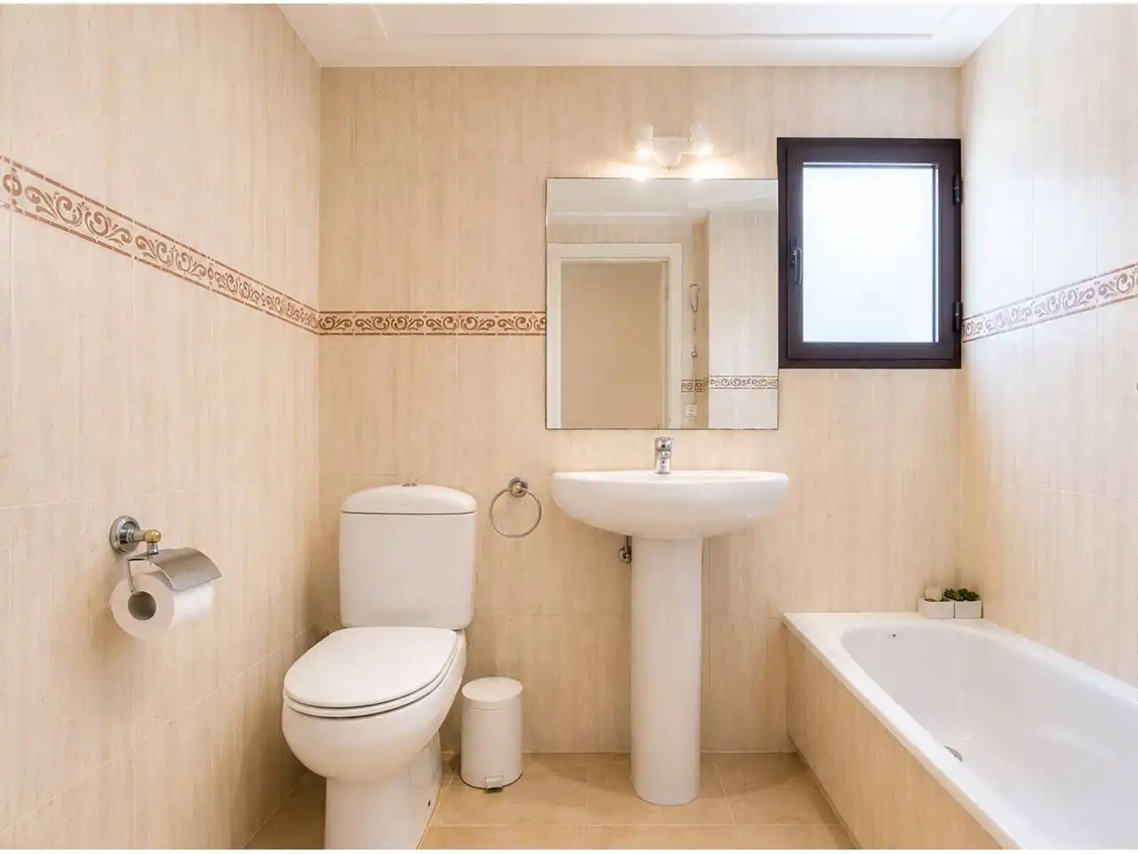 Badezimmer von Wohnung zum Verkauf in Manilva mit Klimaanlage, Terrasse und Möbliert