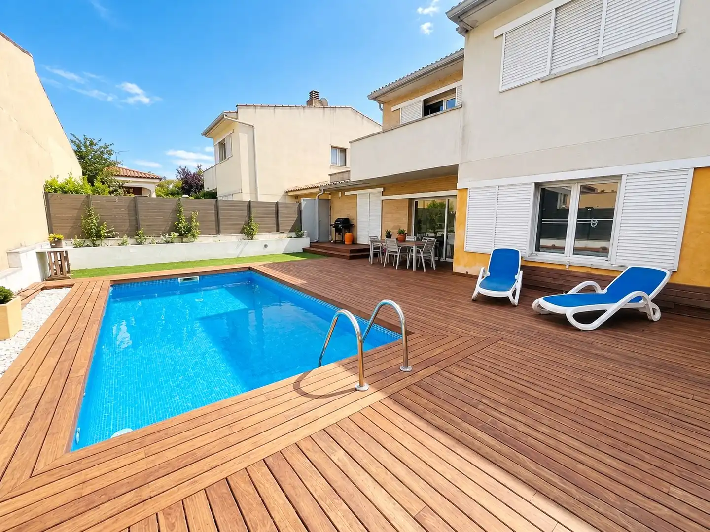 Maison mitoyenne avec terrasse à vendre à L"ONZE DE SETEMBRE