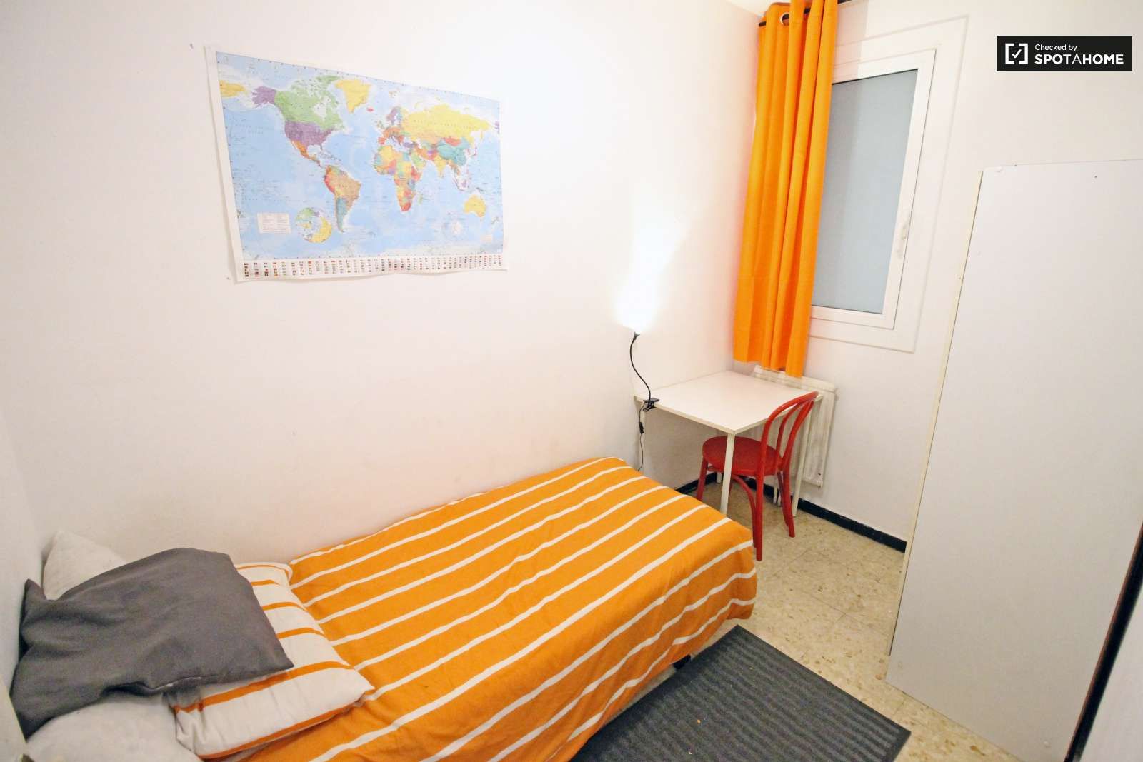 Flat to share in La Marina del Port
