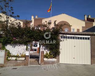 Exterior view of Single-family semi-detached for sale in Rivas-Vaciamadrid  with Swimming Pool