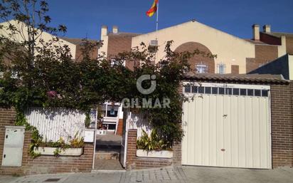 Vista exterior de Casa adosada en venda en Rivas-Vaciamadrid amb Piscina