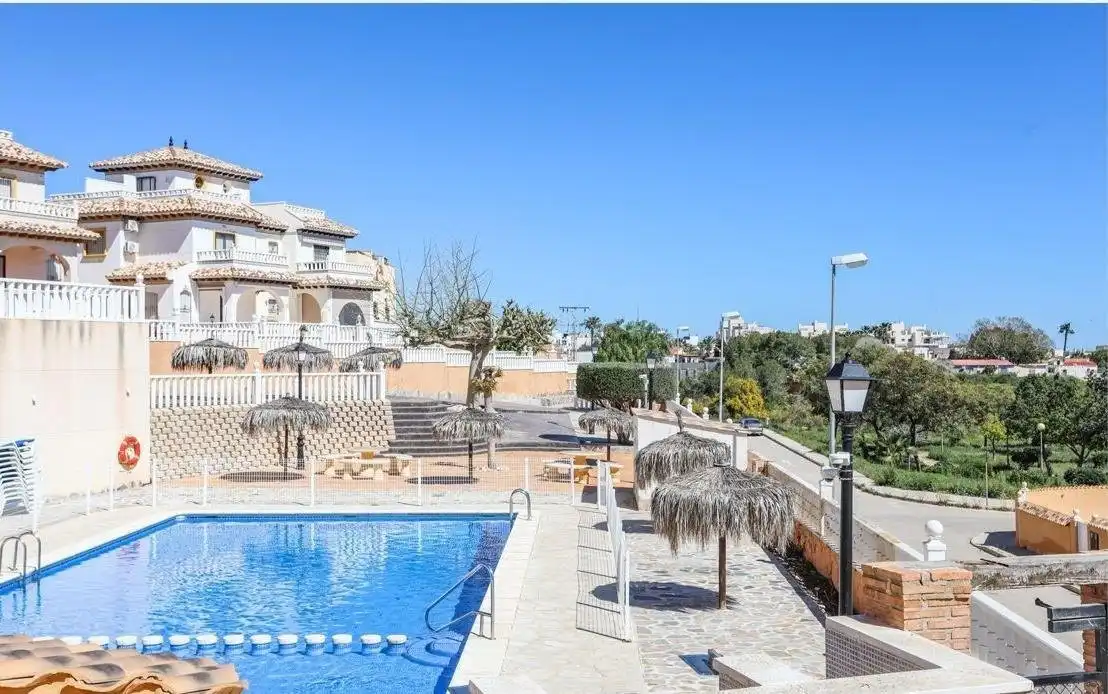 Piscina de Apartament en venda en Orihuela amb Aire condicionat, Jardí privat i Piscina