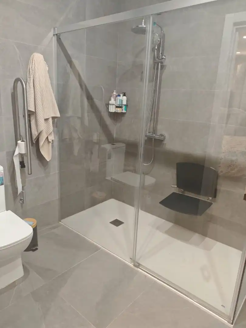 Badezimmer von Erdgeschoss zur Miete in Cornellà de Llobregat mit Klimaanlage, Heizung und Möbliert