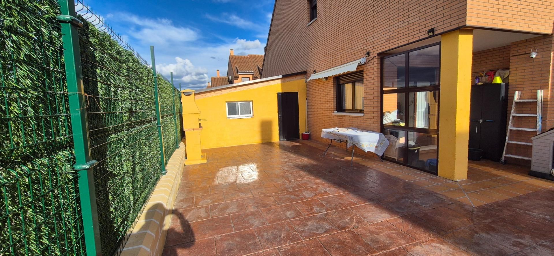 Terrassa de Casa adosada en venda en Aldeamayor de San Martín amb Calefacció, Jardí privat i Terrassa