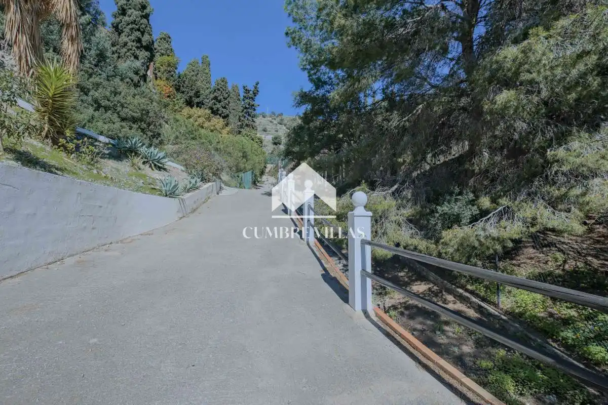 Vista exterior de Casa o xalet en venda en Almuñécar amb Calefacció, Jardí privat i Terrassa