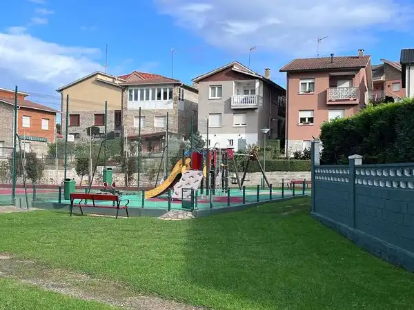 Außenansicht von Einfamilien-Reihenhaus zum Verkauf in Carreño mit Heizung, Parkett und Terrasse
