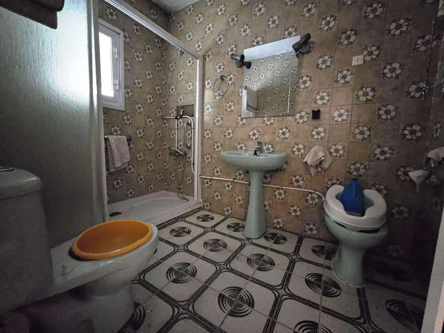 Bathroom of Houses for sale in Gines  with Air Conditioner, Terrace and Storage room