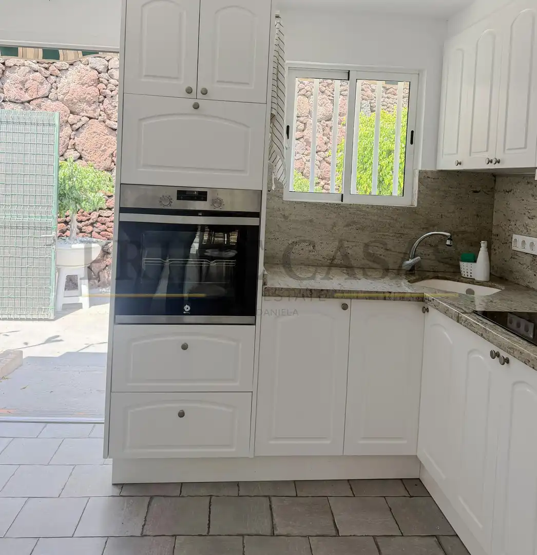 Cuina de Casa o xalet de lloguer en San Bartolomé de Tirajana amb Aire condicionat, Jardí privat i Terrassa