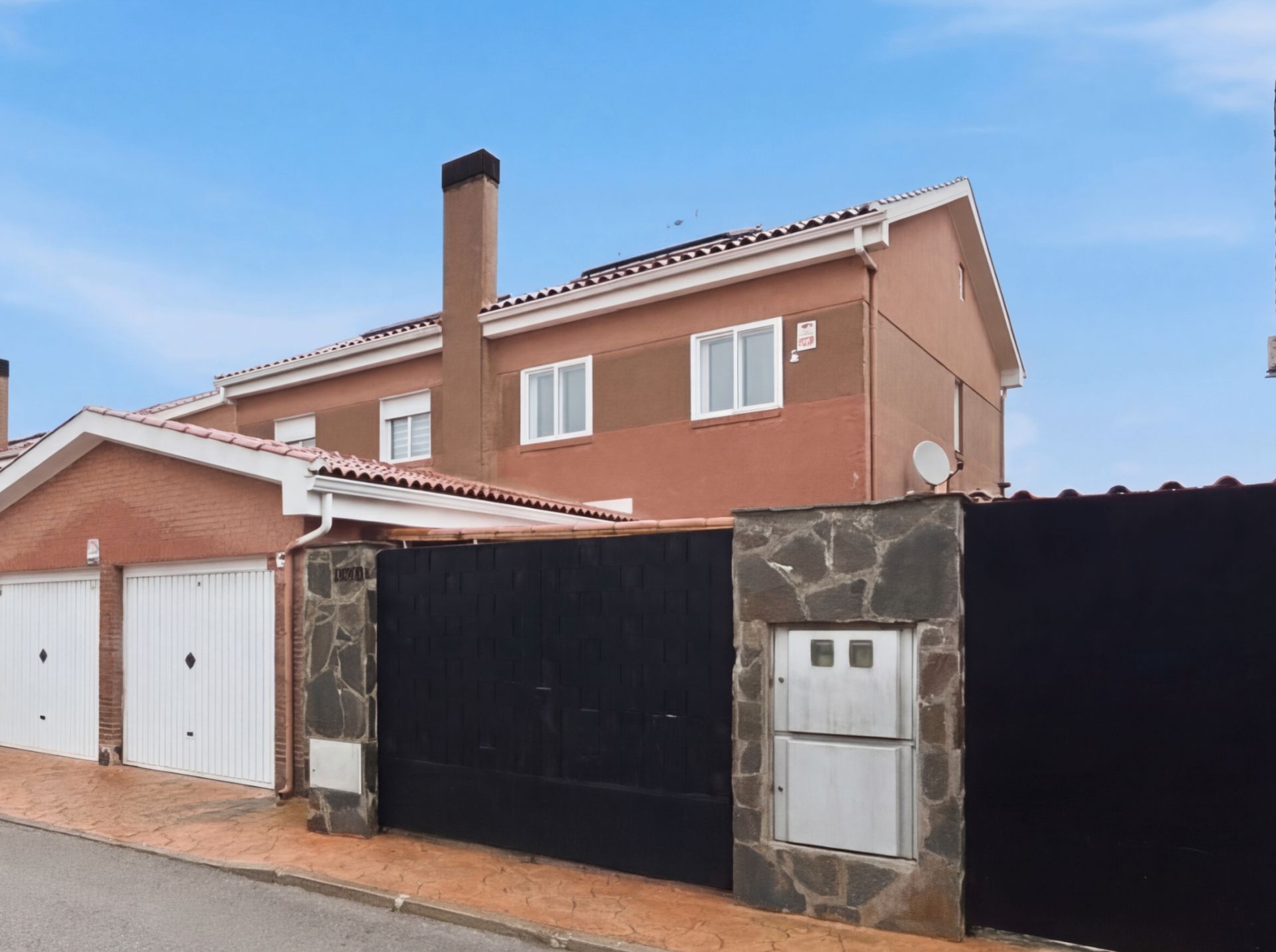Vista exterior de Casa o xalet en venda en Pioz amb Calefacció, Jardí privat i Terrassa