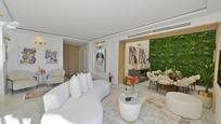 Sala d'estar de Apartament en venda en Marbella amb Aire condicionat, Terrassa i Piscina