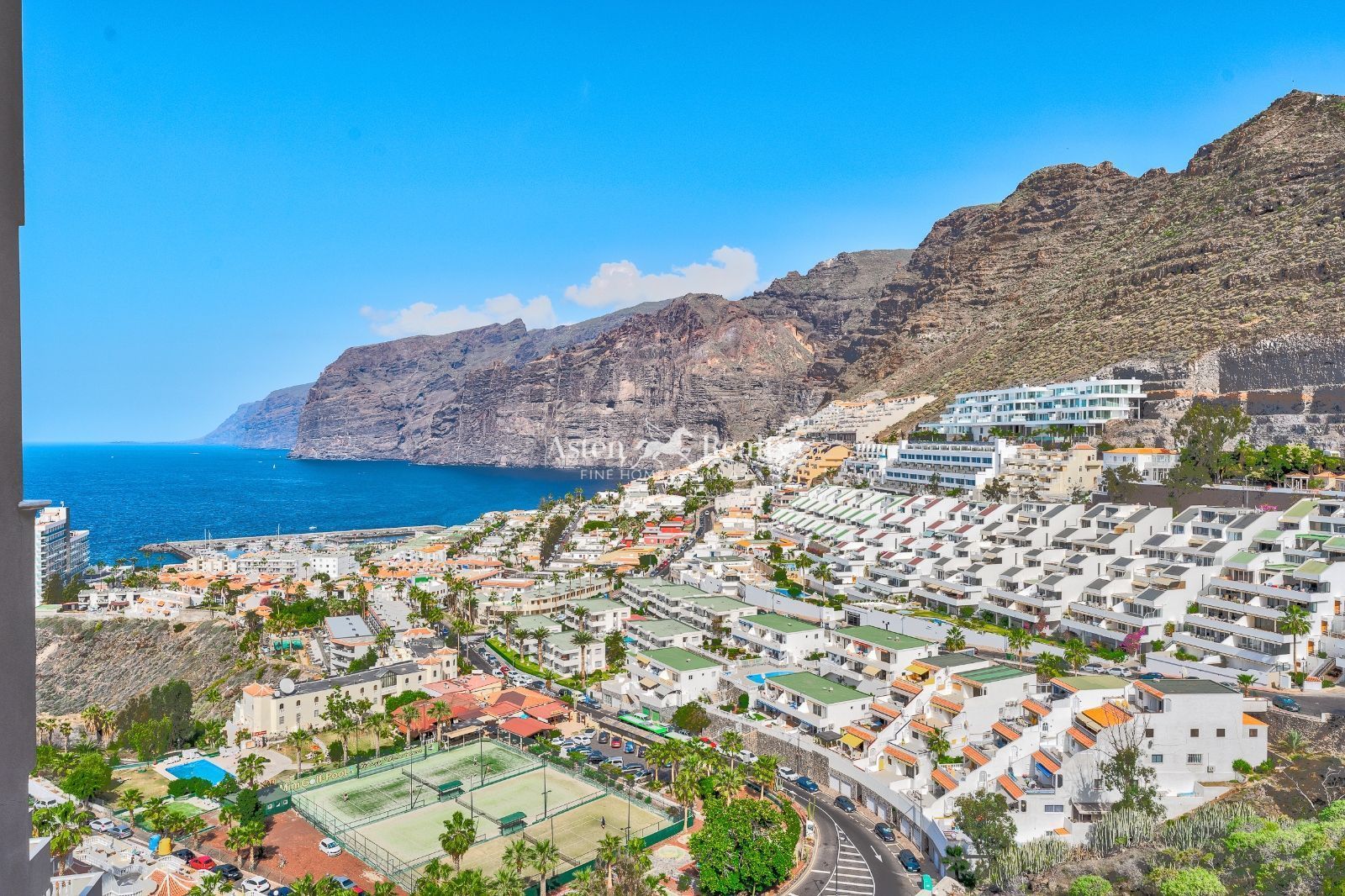 Vista exterior de Àtic en venda en Santiago del Teide amb Aire condicionat, Terrassa i Piscina