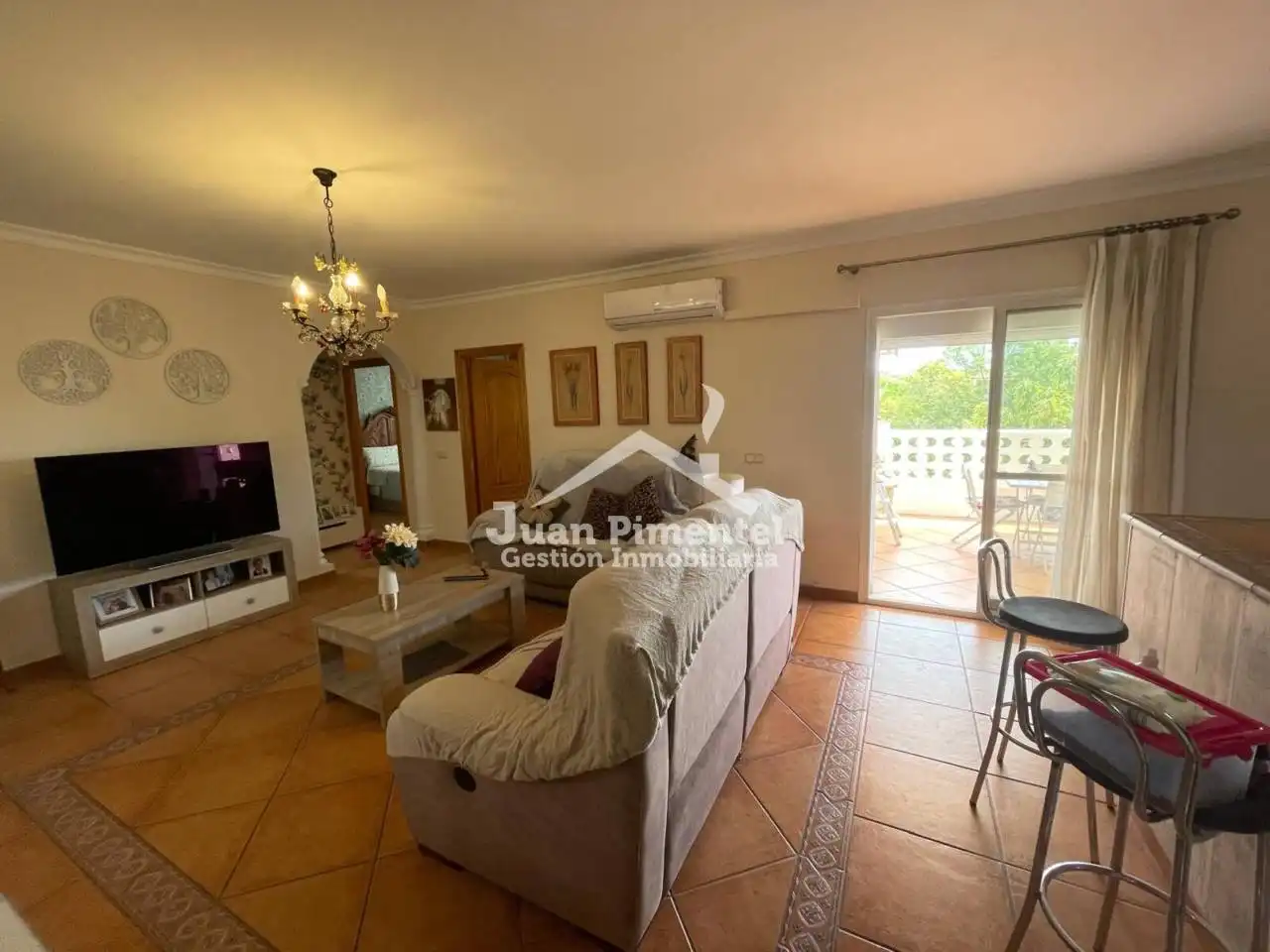 Sala d'estar de Finca rústica en venda en Estepona amb Aire condicionat, Jardí privat i Terrassa