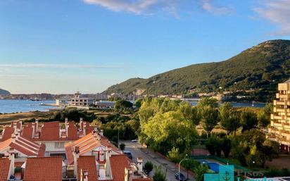 Vista exterior de Pis en venda en Laredo amb Calefacció, Terrassa i Moblat