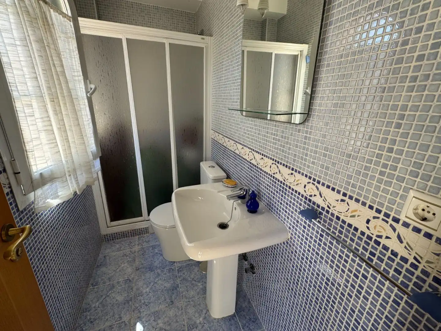 Bany de Casa adosada en venda en Bormujos amb Aire condicionat, Calefacció i Terrassa