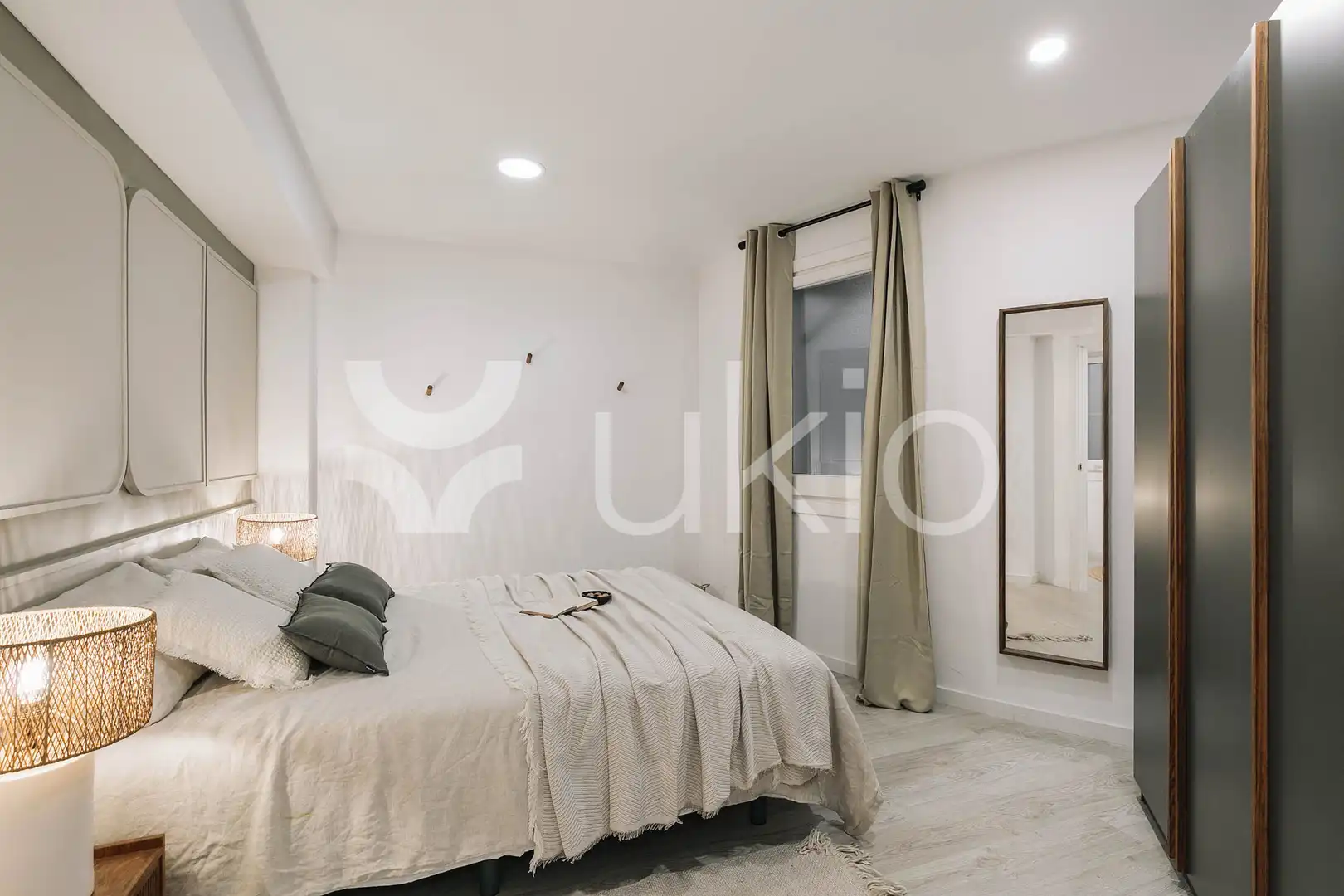 Dormitori de Apartament de lloguer en Barcelona amb Aire condicionat, Calefacció i Moblat