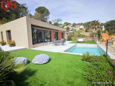 Casa amb piscina en venda a Lloret Residencial - Montlloret