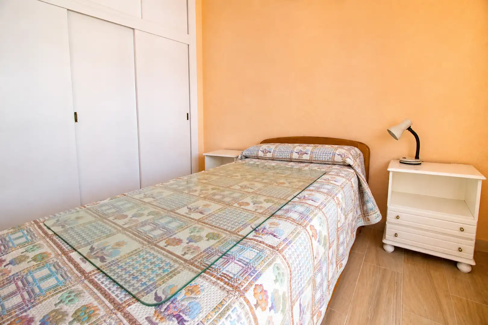 Schlafzimmer von Dachboden zum Verkauf in Manilva mit Klimaanlage, Terrasse und Schwimmbad