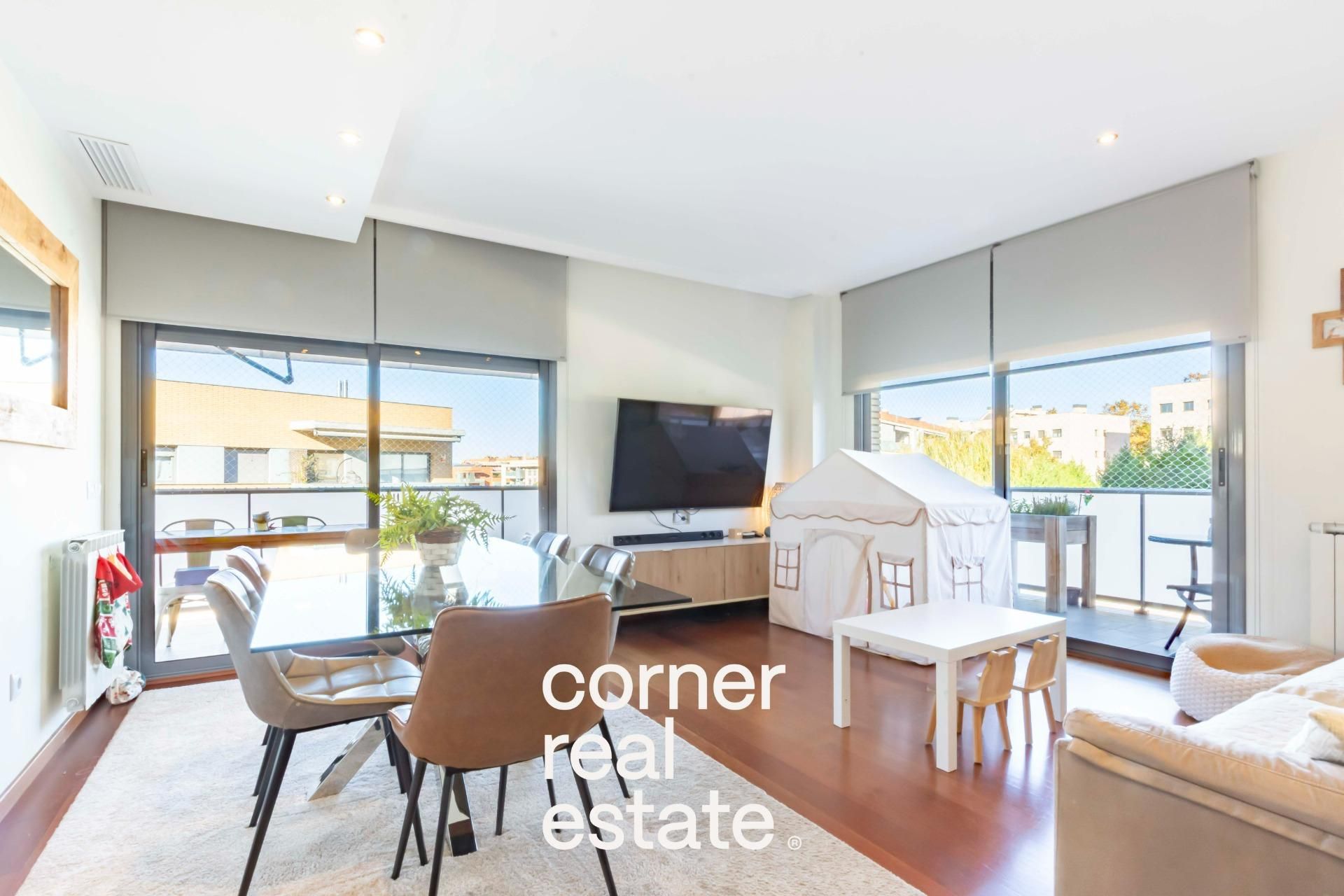 Exterior view of Flat for sale in Sant Cugat del Vallès  with Air Conditioner, Heating and Parquet flooring