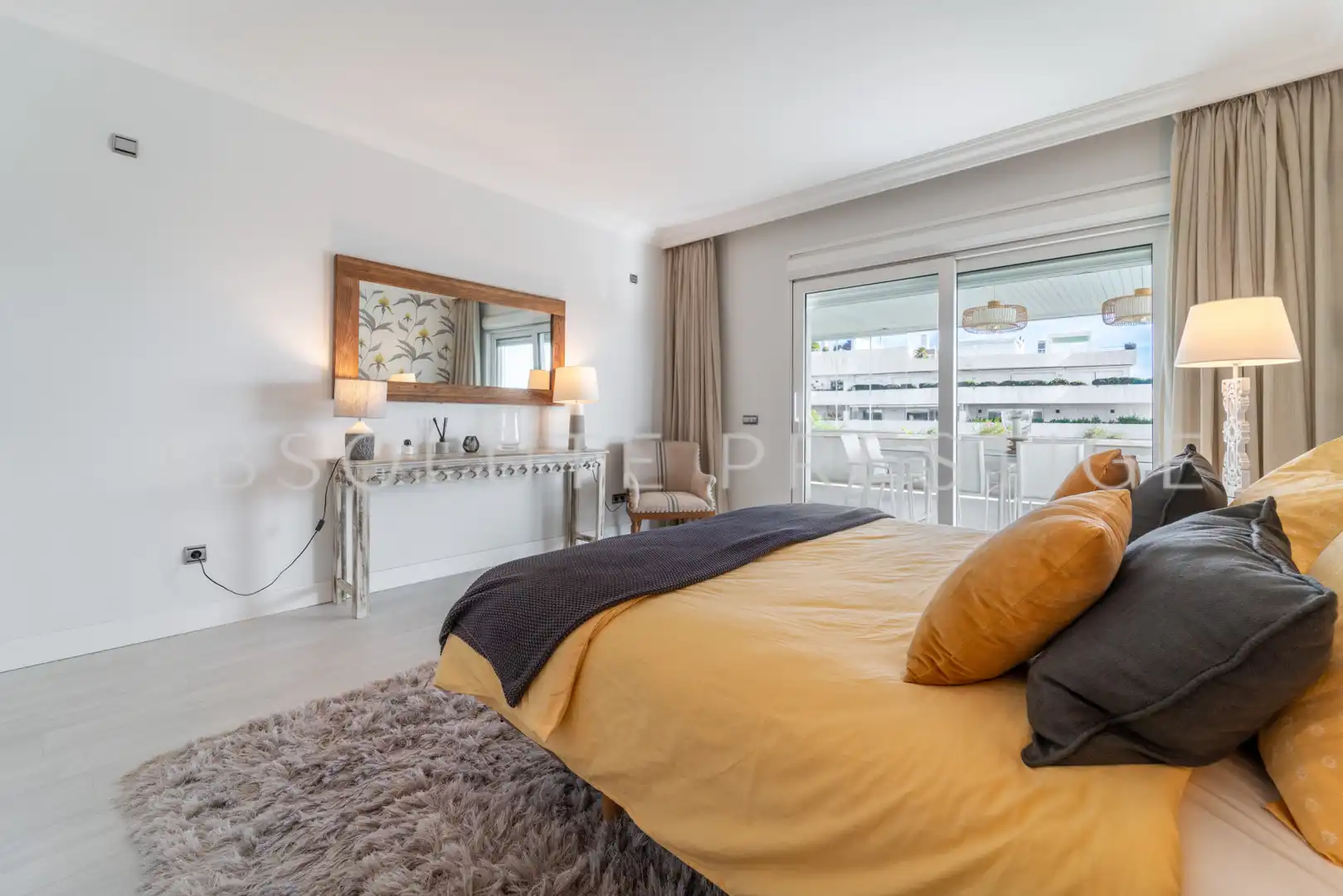 Dormitori de Apartament en venda en Marbella amb Aire condicionat, Terrassa i Piscina