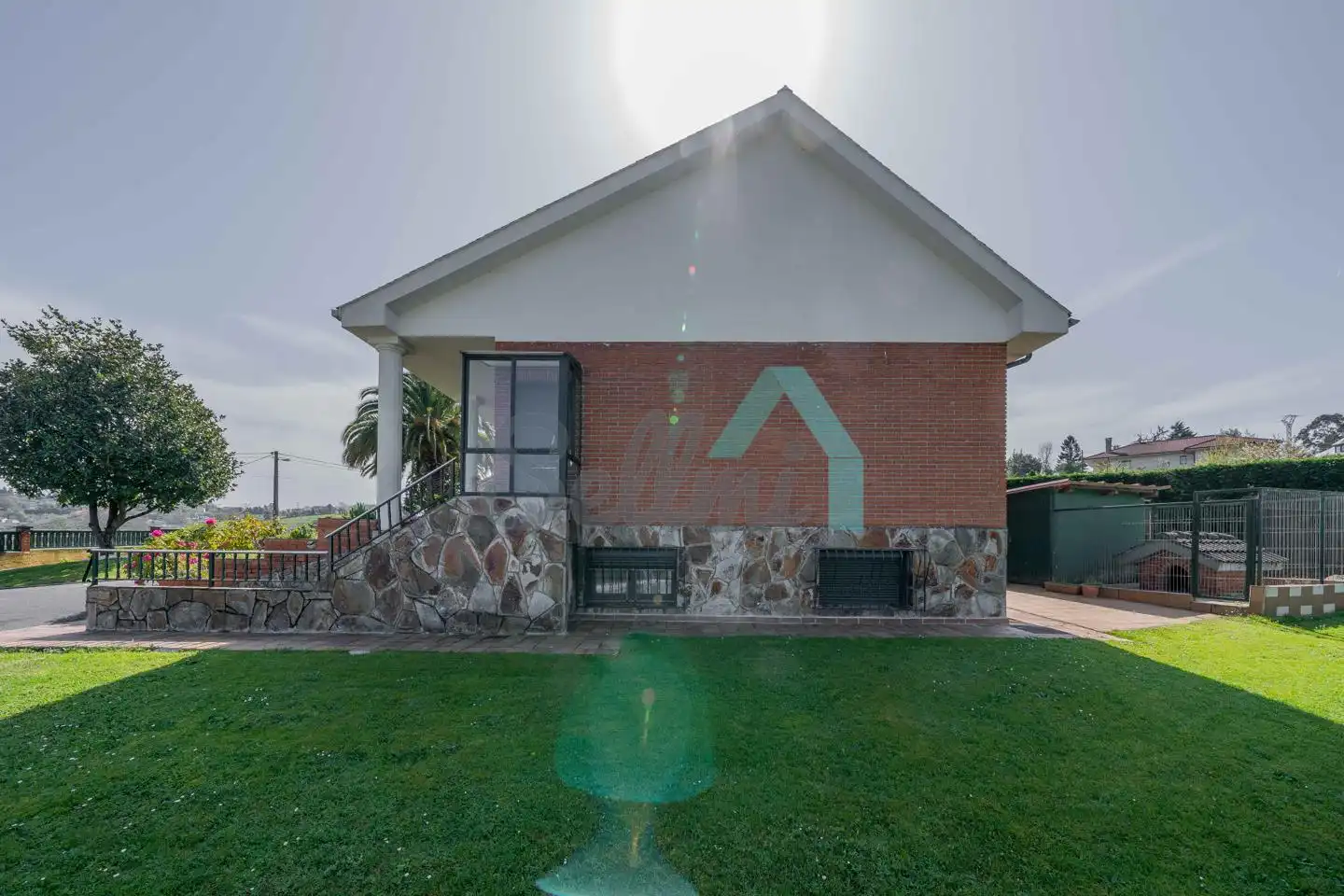 Vista exterior de Casa o xalet en venda en Oviedo  amb Calefacció, Jardí privat i Parquet