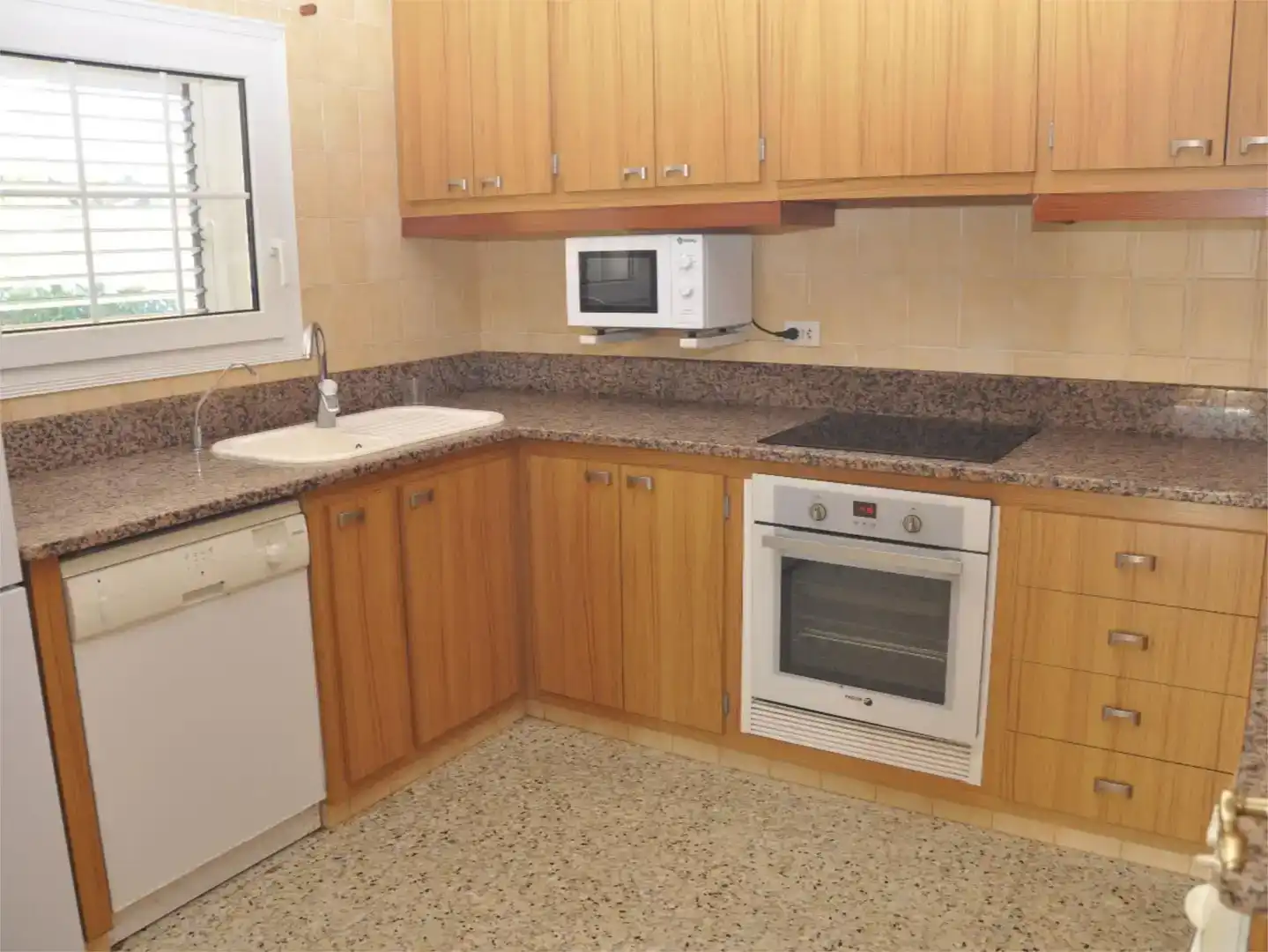 Cuina de Casa o xalet en venda en L'Escala amb Aire condicionat i Balcó