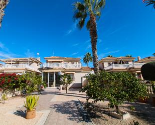 Vista exterior de Casa o xalet en venda en Orihuela amb Aire condicionat, Jardí privat i Terrassa