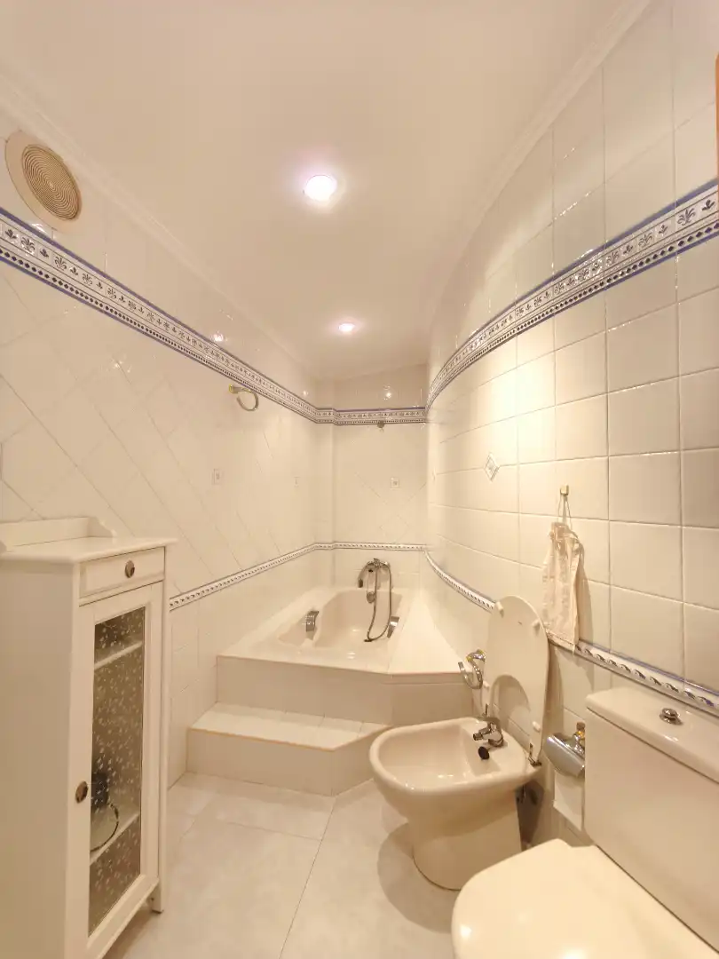 Bany de Casa o xalet en venda en Santiago de Compostela  amb Calefacció, Jardí privat i Terrassa