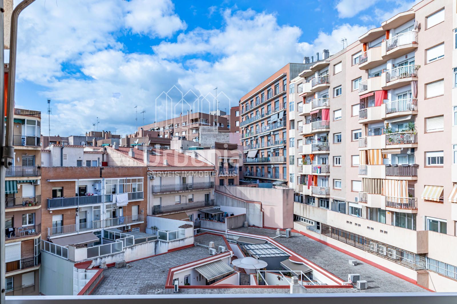 Vista exterior de Àtic en venda en Mataró amb Aire condicionat, Calefacció i Terrassa