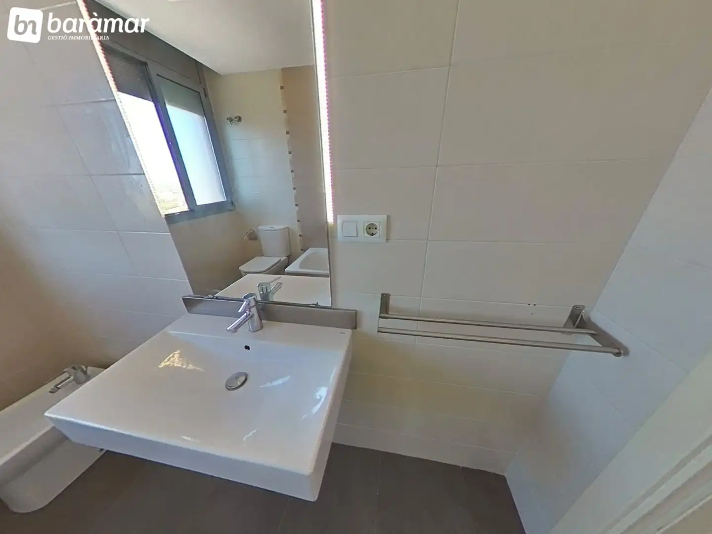 Baño de Casa adosada en venta en El Vendrell con Aire acondicionado, Calefacción y Jardín privado