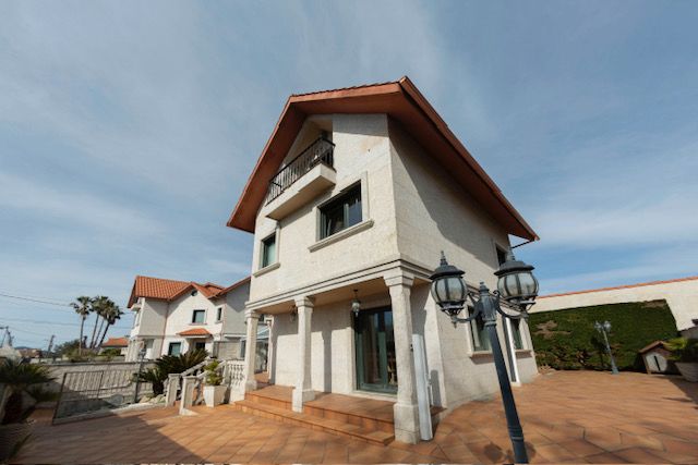 Vista exterior de Casa o xalet en venda en Vigo  amb Calefacció, Jardí privat i Parquet