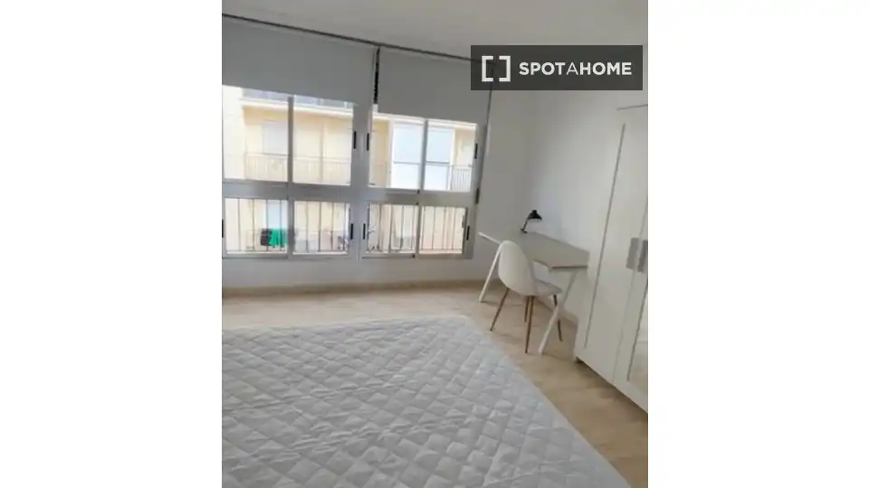 Bedroom of Flat for share in Almería  with Air Conditioner, Heating and Furnished