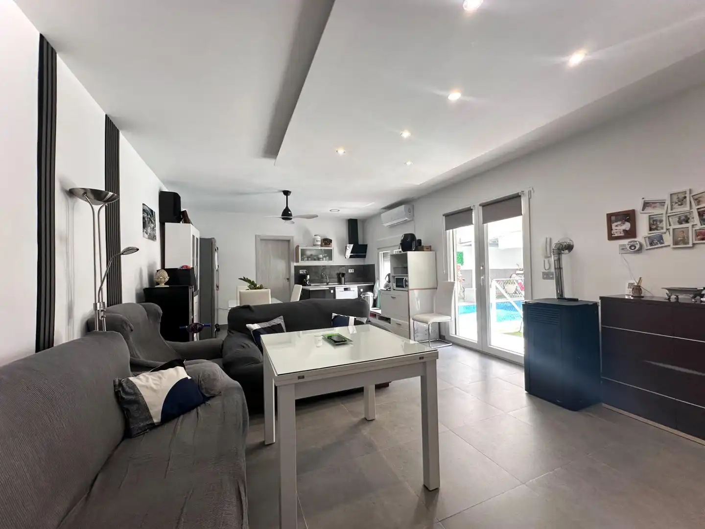 Sala de estar de Casa o chalet en venta en Churriana de la Vega con Aire acondicionado, Calefacción y Jardín privado