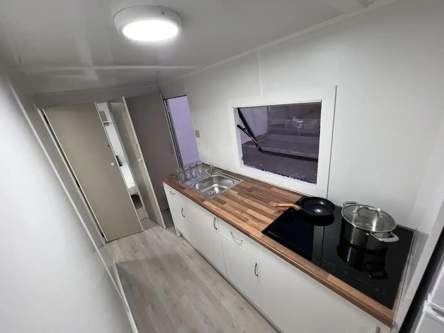 Cuina de Loft de lloguer en Coria del Río amb Aire condicionat, Jardí privat i Moblat