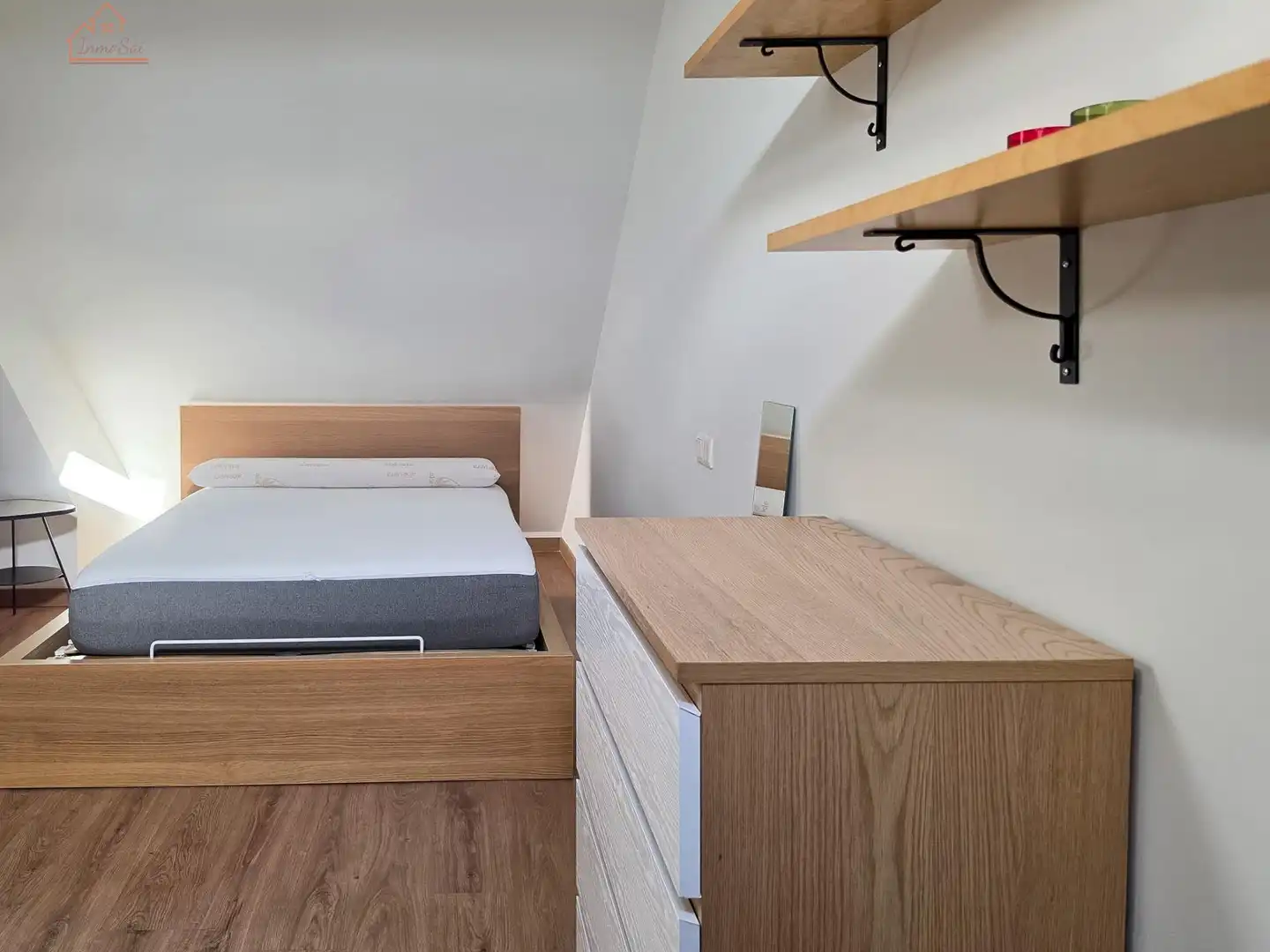 Schlafzimmer von Dachboden zur Miete in Madrid mit Klimaanlage, Heizung und Terrasse