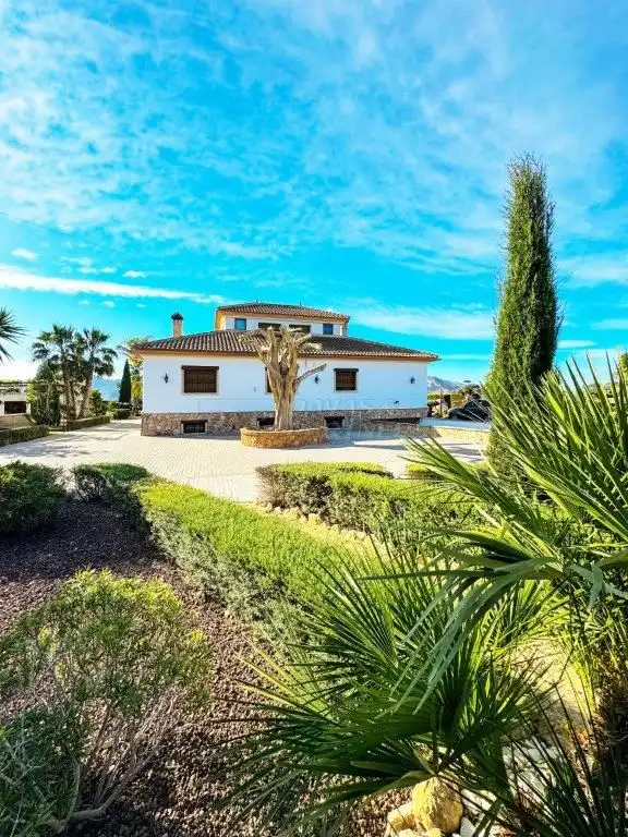 Vista exterior de Casa o xalet en venda en Orihuela amb Aire condicionat, Jardí privat i Traster