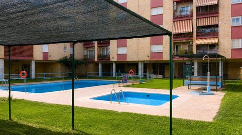 Amplio piso de 4 dormitorios con piscinas, zonas deportivas y vistas despejadas en Rambla Ponent