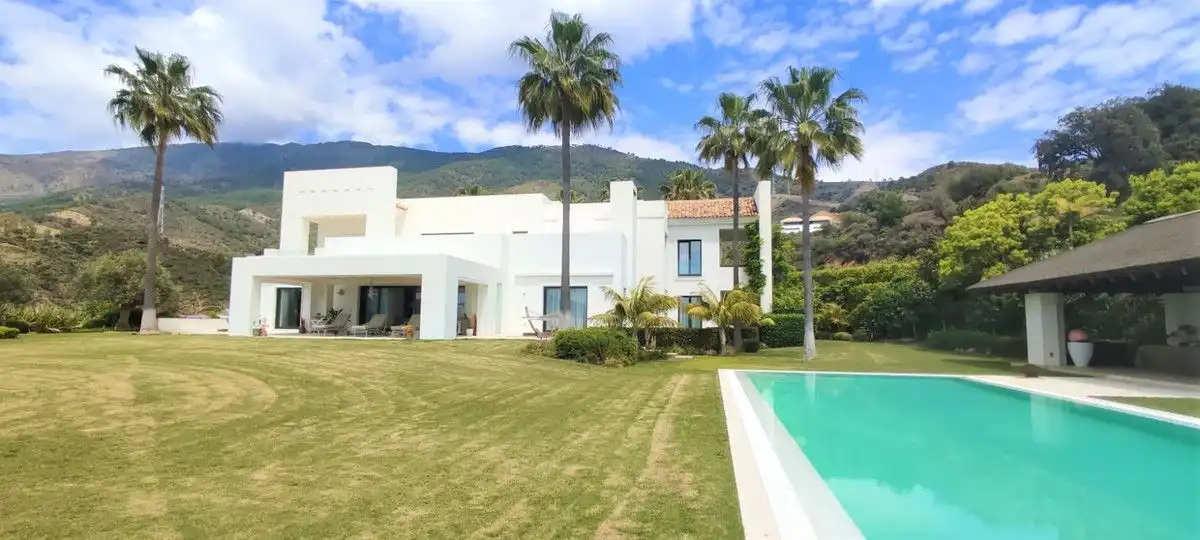 Vista exterior de Casa o chalet en venta en Benahavís con Aire acondicionado, Jardín privado y Terraza