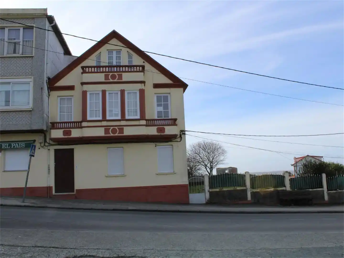 Vista exterior de Casa adosada en venda en Valdoviño amb Balcó