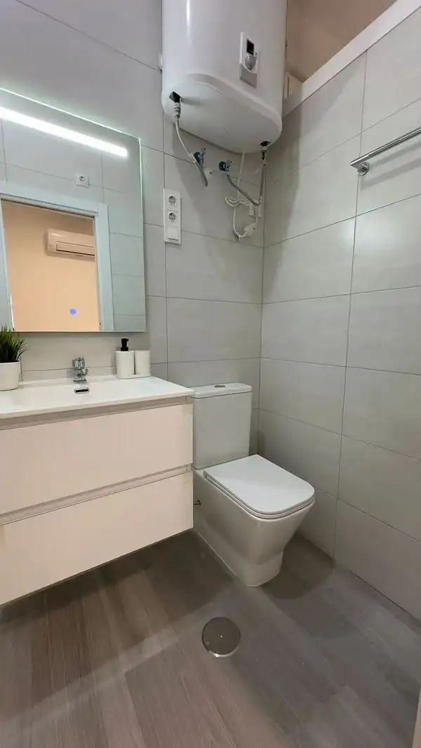 Bany de Apartament en venda en Madrid amb Aire condicionat, Calefacció i Moblat