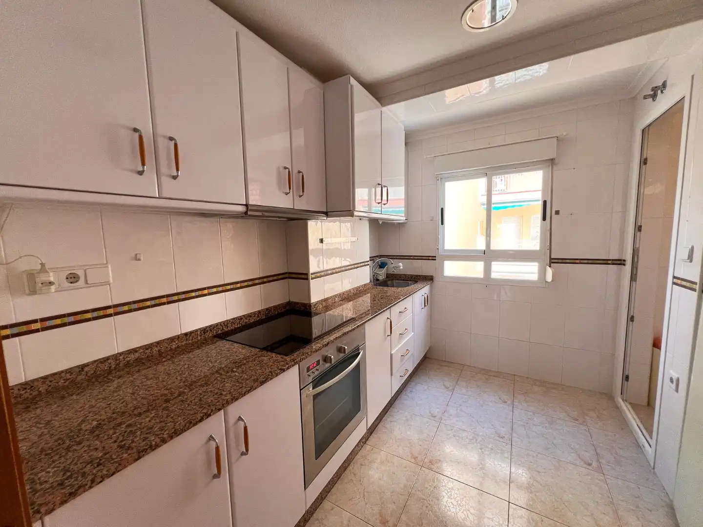 Cocina de Apartamento en venta en Torrevieja con Aire acondicionado, Calefacción y Terraza