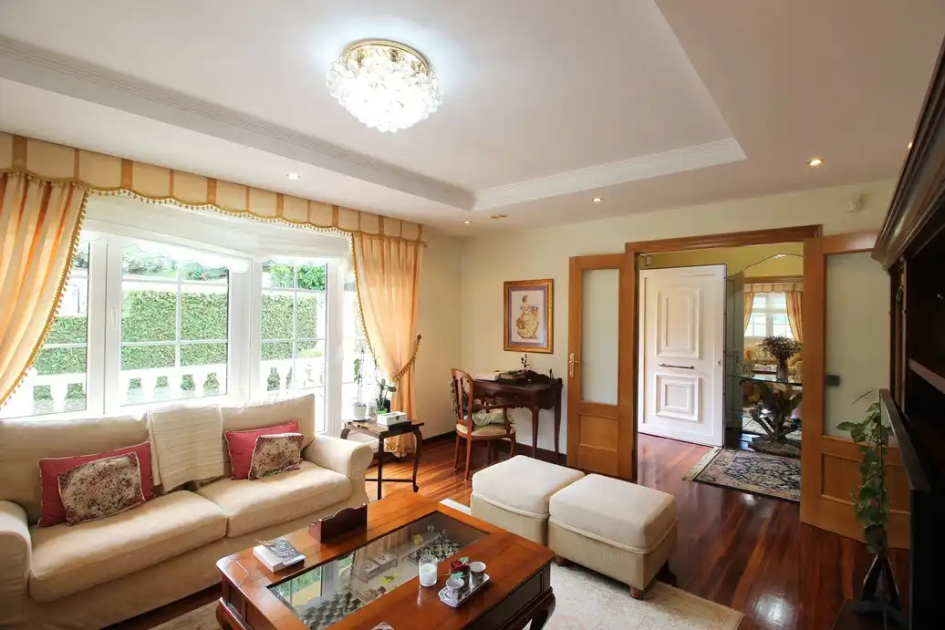 Sala de estar de Casa o chalet en venta en Parres con Piscina y Amueblado