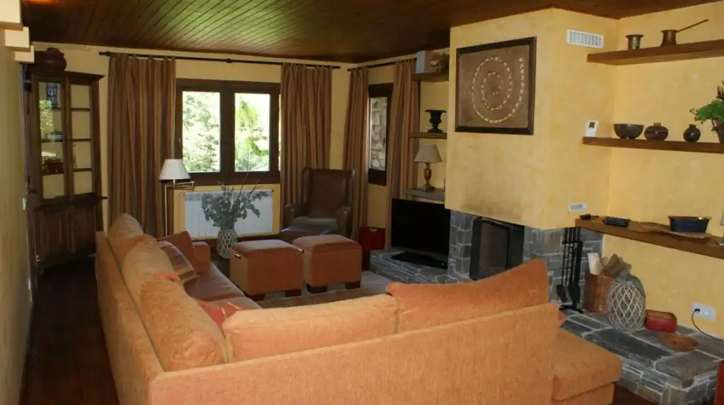 Sala de estar de Casa adosada de alquiler en Urús con Calefacción, Parquet y Terraza