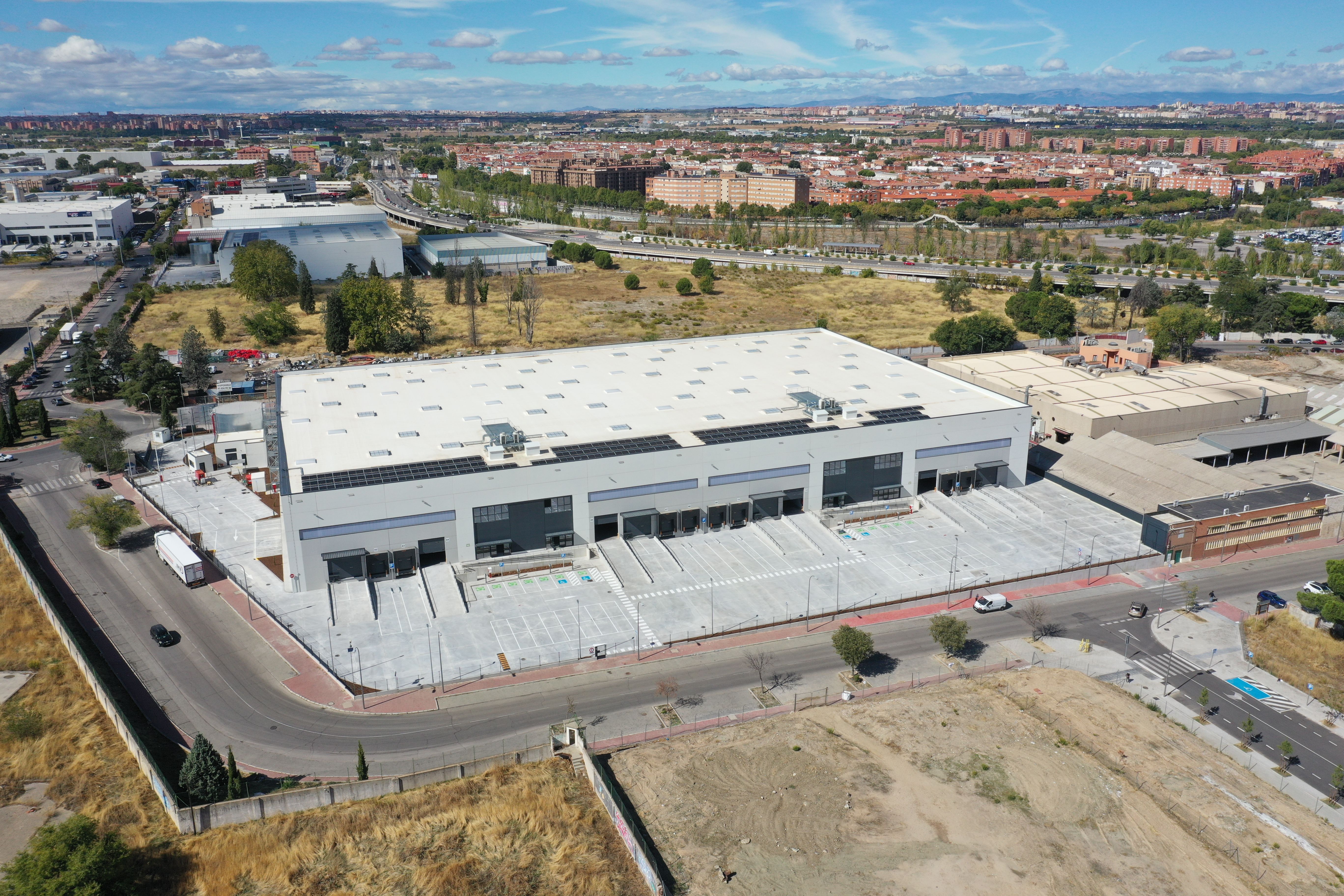 Vista exterior de Nau industrial de lloguer en  Madrid Capital amb Calefacció i Alarma