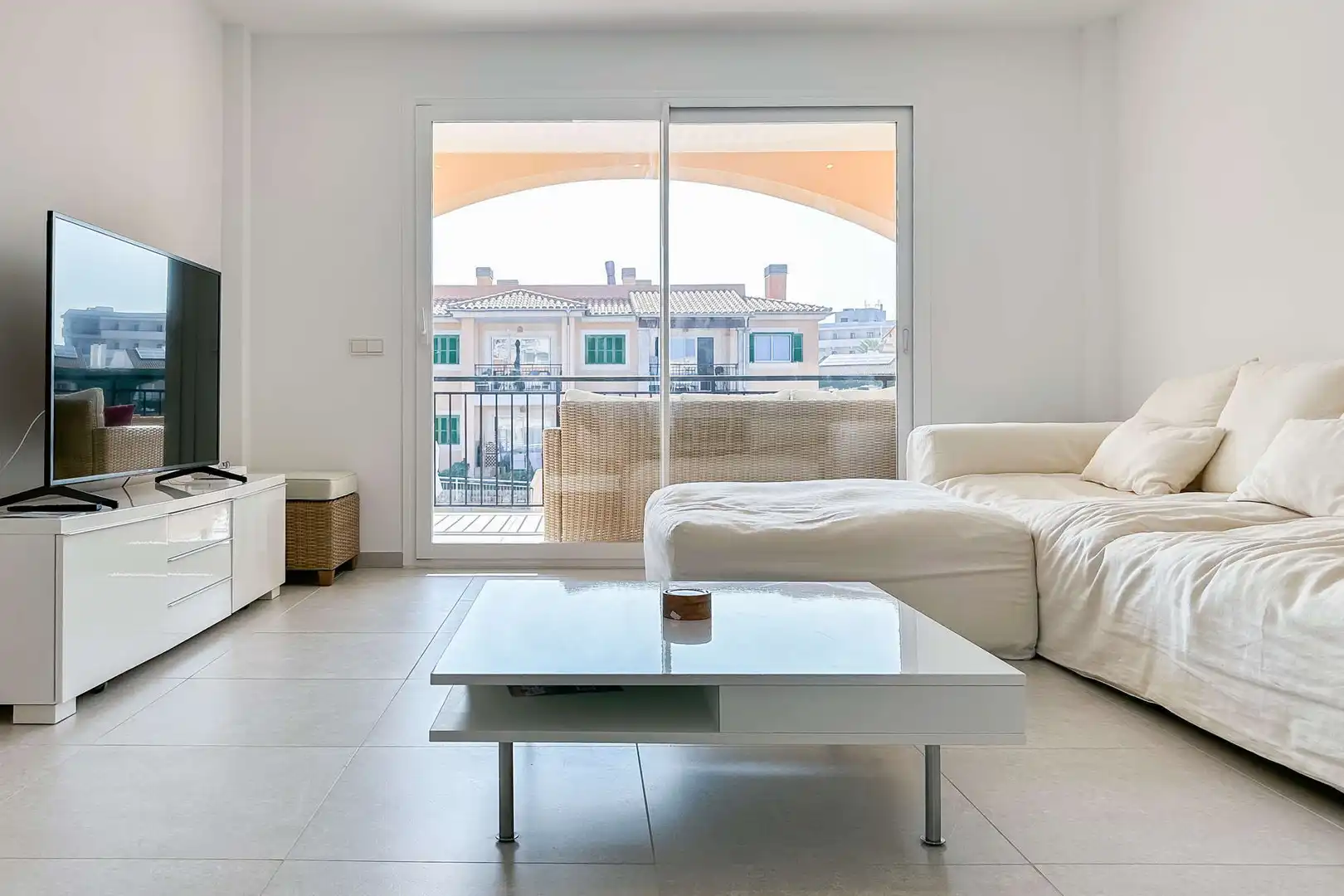 Sala d'estar de Casa adosada en venda en Capdepera amb Aire condicionat, Terrassa i Moblat
