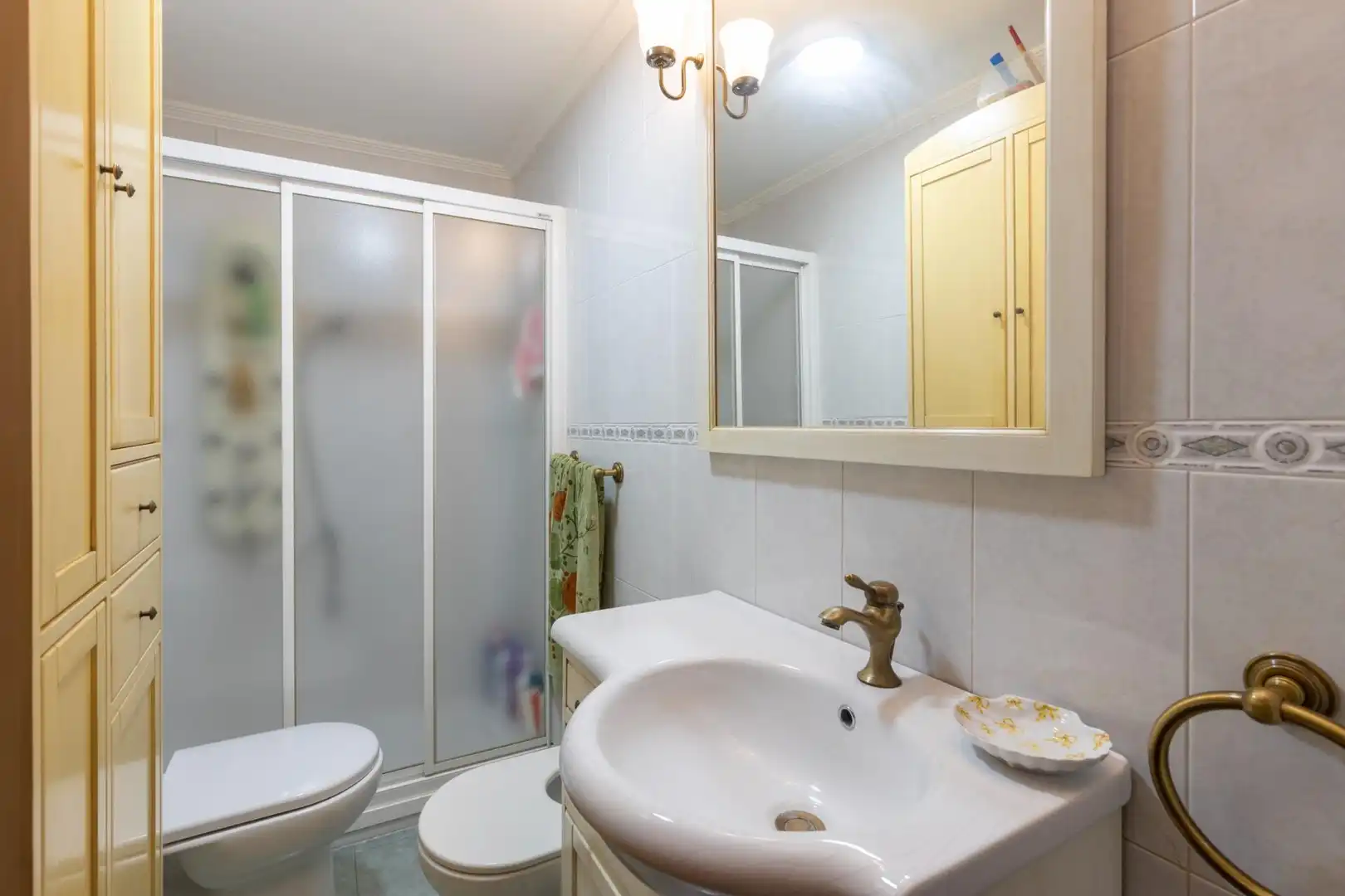 Bathroom of Flat for sale in Granada  with Air Conditioner, Heating and Storage room